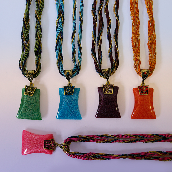 Ожерелье с кулоном АБСТРАКЦИЯ (разные цвета, 5 см.), 1 шт.