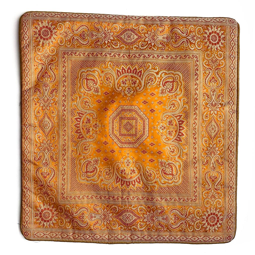 Индийский чехол для подушки КВАДРАТНЫЙ ВОСТОЧНЫЙ ОРНАМЕНТ, цвет ОХРА (полиэстер, с обратной стороны однотонный на молнии, размер 40 на 40 см.), 1 шт.
