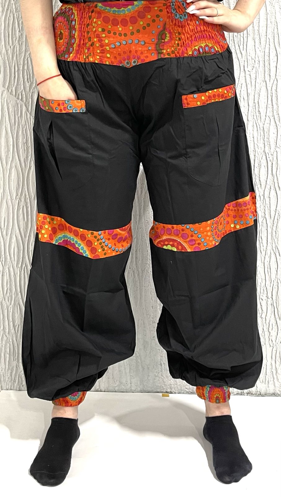 Женские индийские хлопковые брюки ЧЕРНЫЕ С РАЗНОЦВЕТНЫМИ ВСТАВКАМИ на резинке (разные цвета вставок, размер free size, 100% хлопок (батист)), 1 шт.