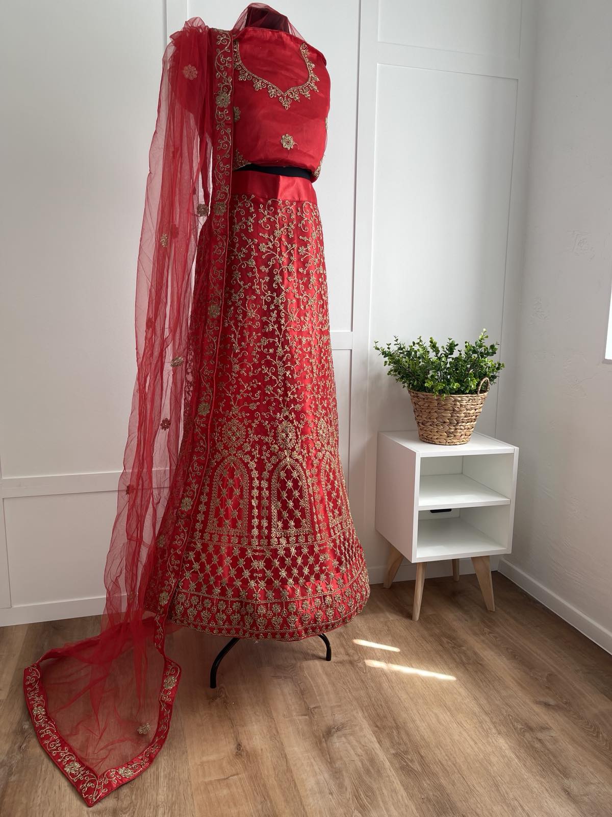 Индийский костюм ЛЕХЕНГА ЧОЛИ (ткань для пошива), цвет КРАСНЫЙ С ЗОЛОТОМ, 1 шт.