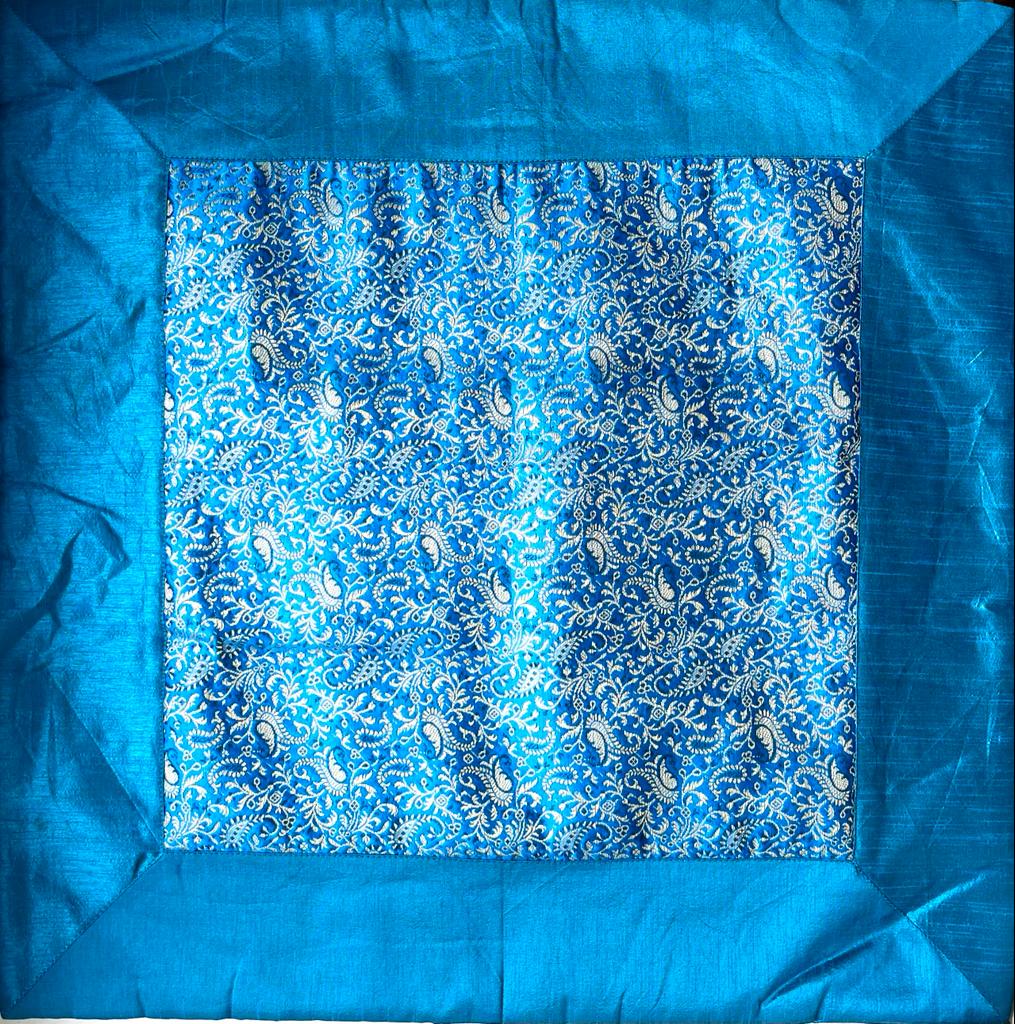 Индийский БОЛЬШОЙ чехол для подушки ВОСТОЧНЫЕ ОГУРЦЫ В РАМКЕ, цвет СИНИЙ (полиэстер, с обратной стороны однотонный на завязках, размер 58 на 58 см.), 1 шт.