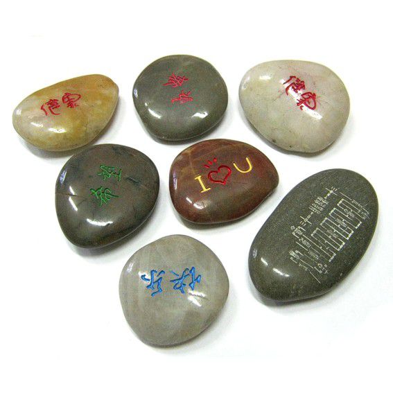 Камень с гравировкой (Разные символы, 4-7 см.), 1 шт.