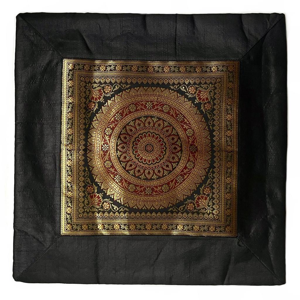 Индийский чехол для подушки МАНДАЛА В РАМКЕ, цвет ЧЕРНЫЙ (полиэстер, с обратной стороны однотонный на молнии, размер 40 на 40 см.), 1 шт.
