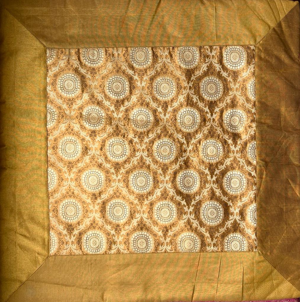 Индийский БОЛЬШОЙ чехол для подушки ВОСТОЧНЫЙ ГОБЕЛЕН В РАМКЕ, цвет ГОРЧИЧНЫЙ (полиэстер, с обратной стороны однотонный на завязках, размер 58 на 58 см.), 1 шт.