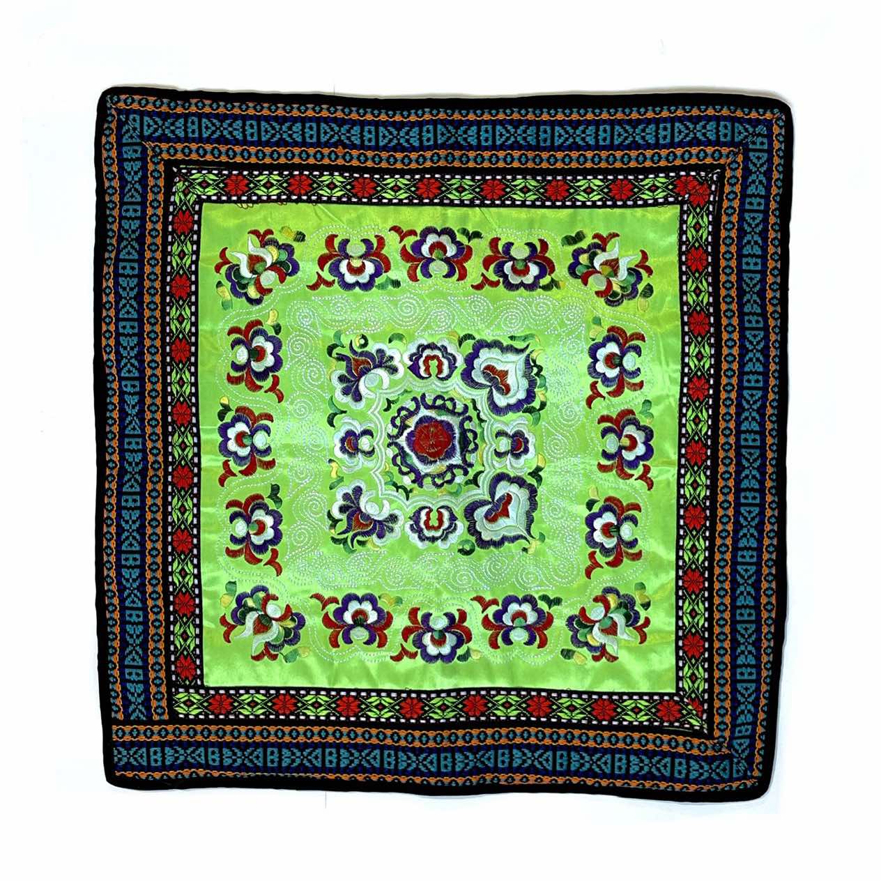 Декоративный чехол на подушку индийский этнический ЗЕЛЕНЫЙ с цветной вышивкой (размер 47 на 47 см.), 1 шт.