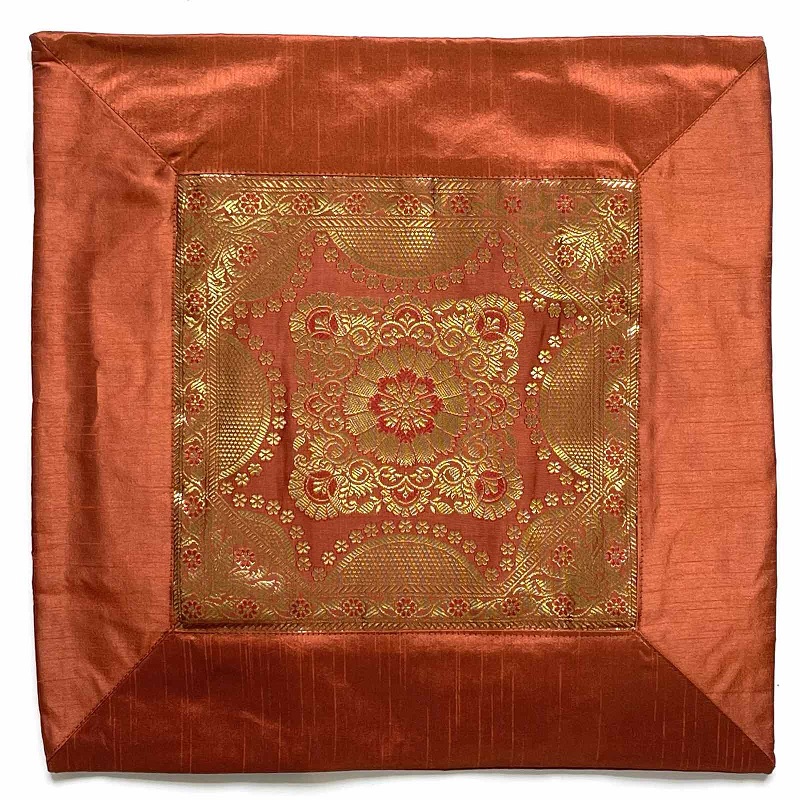 Индийский чехол для подушки ВОСТОЧНЫЙ УЗОР В РАМКЕ, цвет ОРАНЖЕВЫЙ (полиэстер, с обратной стороны однотонный на молнии, размер 40 на 40 см.), 1 шт.