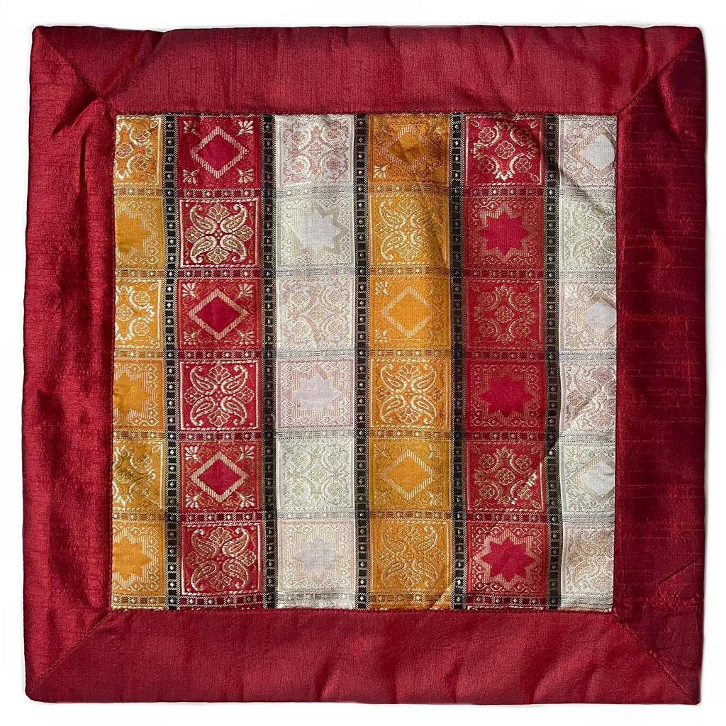 Индийский чехол для подушки ВОСТОЧНЫЕ КВАДРАТЫ В РАМКЕ, цвет БОРДОВЫЙ (полиэстер, с обратной стороны однотонный на молнии, размер 40 на 40 см.), 1 шт.