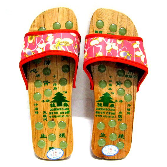 Массажер для ног ТАПКИ ДЕРЕВЯННЫЕ (разные цвета, 35 размер), 1 пара.