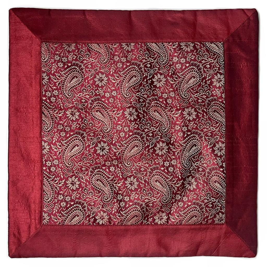 Индийский чехол для подушки ВОСТОЧНЫЕ ОГУРЦЫ В РАМКЕ, цвет БОРДОВЫЙ (полиэстер, с обратной стороны однотонный на молнии, размер 40 на 40 см.), 1 шт.